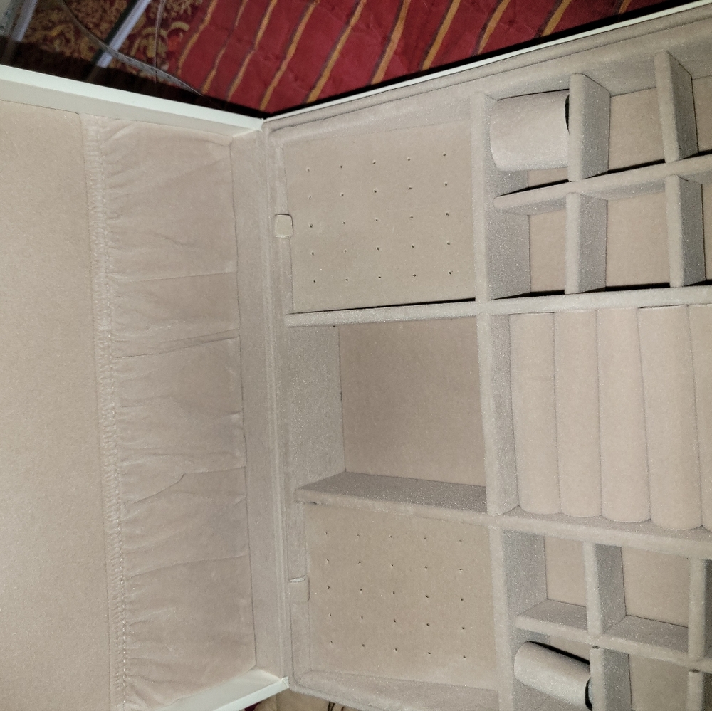 Very pretty jewelry box nice and good size